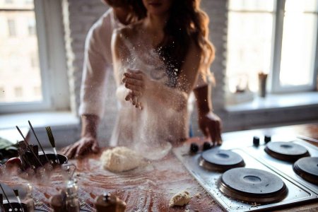 Девушка на кухне в муке