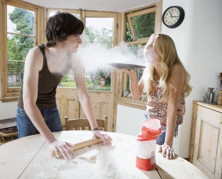 Фотосессия на кухне с мукой