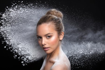 Девушка с пудрой