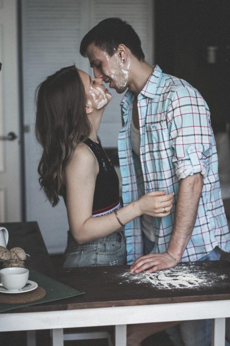 Фотосессия пары на кухне