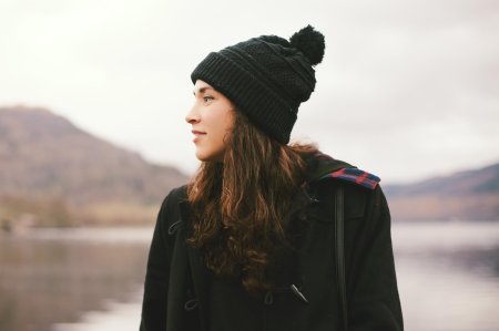 Девушка в шапке