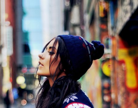 Девушка в шапке