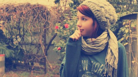 Девушка в шапке