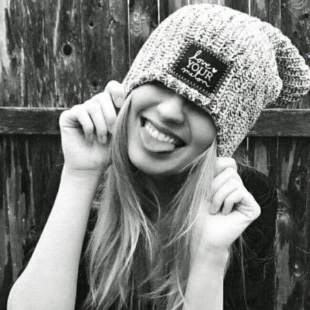 Девушка в шапке