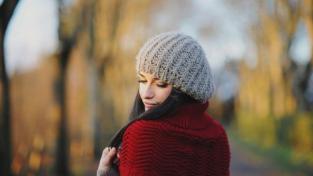 Девушка в шапке