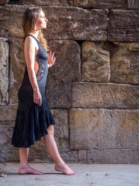 Босая девушка