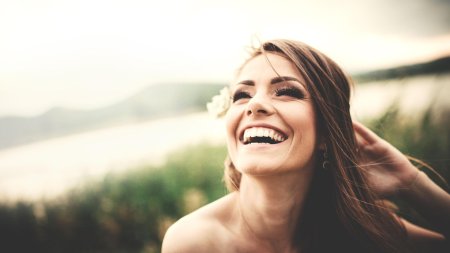 Улыбающаяся женщина