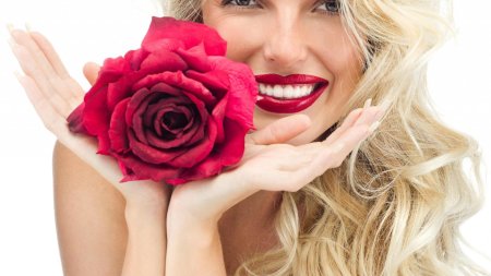 Улыбка женщины с цветами