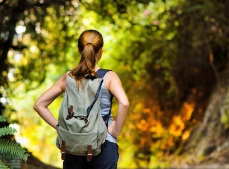 Девушки с рюкзаками