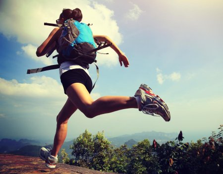 Бежит с рюкзаком