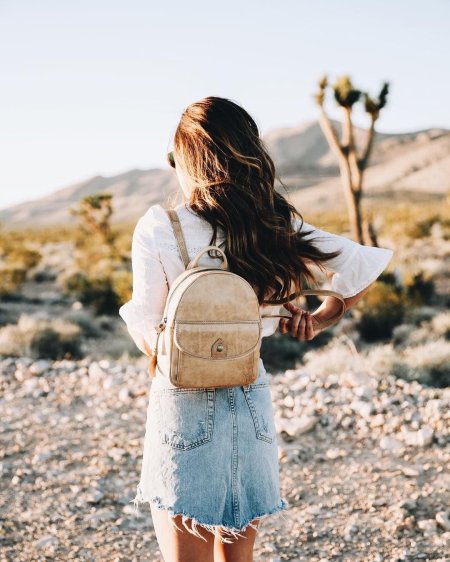 Девушка с рюкзаком