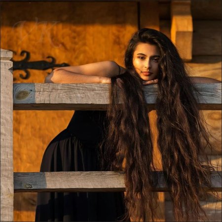 С длинными волосами