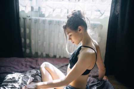 Девушки в черных лифчиках