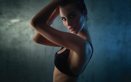 Красивая девушка в лифчике