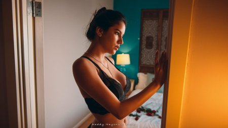 Женщина брюнетка