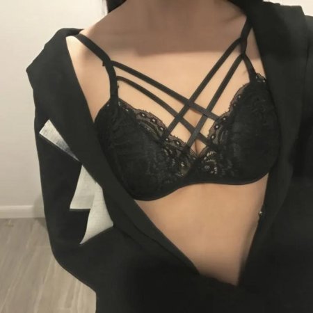 Чёрный бюстгальтер с кружевом