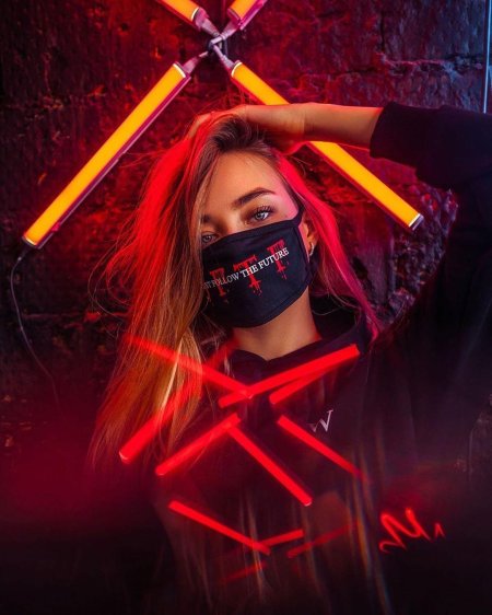 Девушка неон