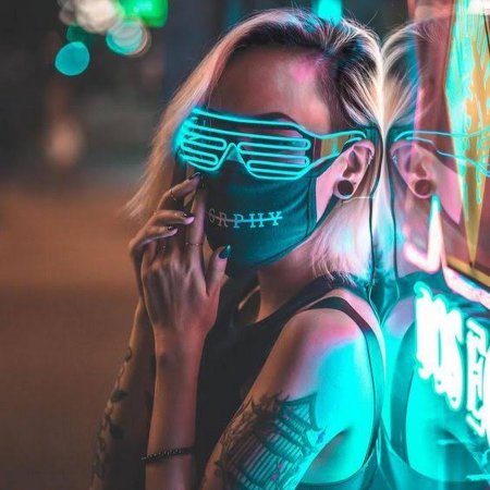 Девушка в неоновой маске