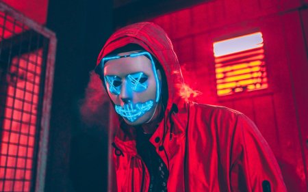 Человек в неоновой маске