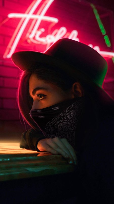 Девушки в неоновых масках