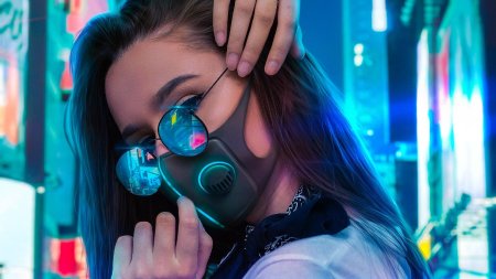 Девушки в неоновых масках