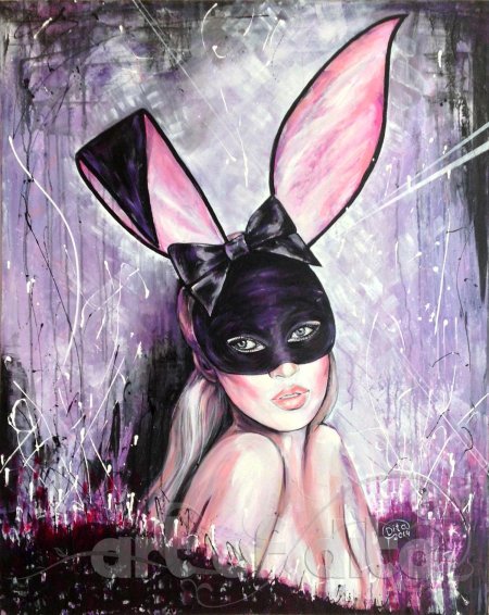 Девушка в маске кролика