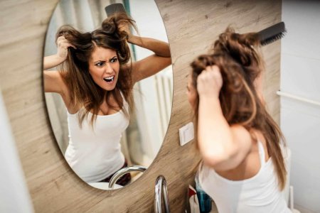 Девушкапеиед зеркалом