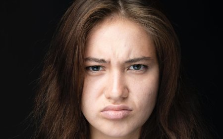 Недовольное лицо девушки