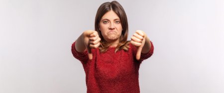 Недовольная девушка