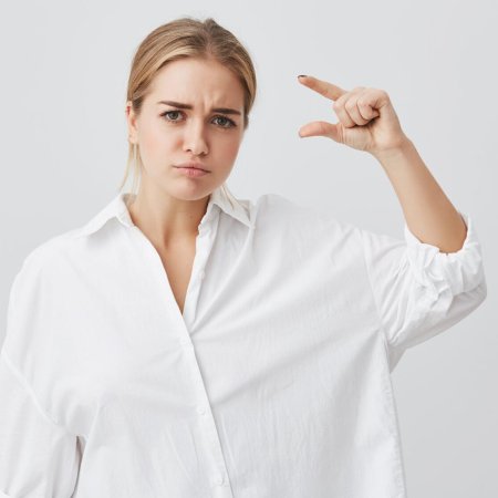 Недовольная девушка