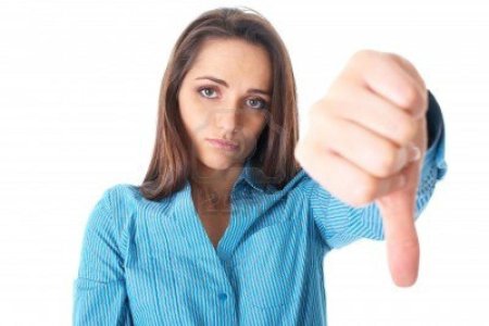 Человек показывает палец вниз