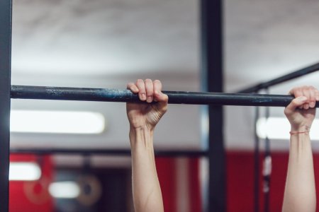 Девушка подтягивается