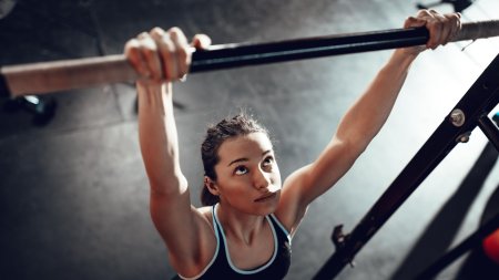 Девушка подтягивается