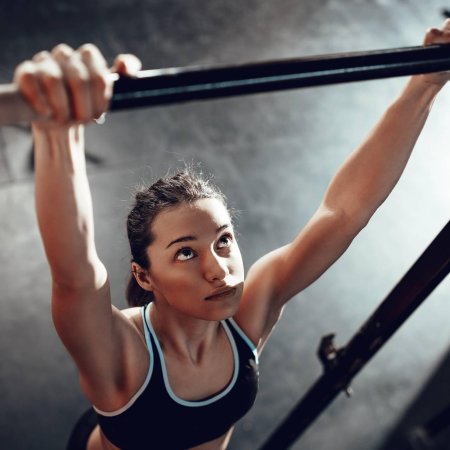 Девушка подтягивается