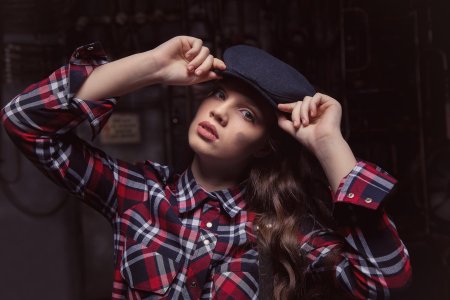 Девушка в клетчатой рубашке