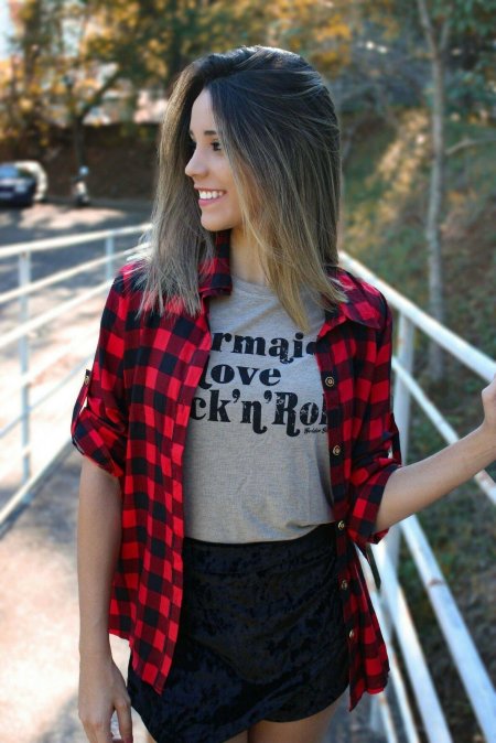 Девушка в клетчатой рубашке