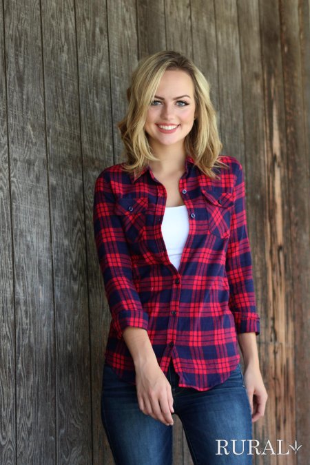 Девушка в клетчатой рубашке