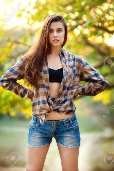 Женщина в клетчатой рубашке и шортах