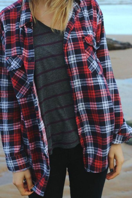 Девушка в клетчатой рубашке