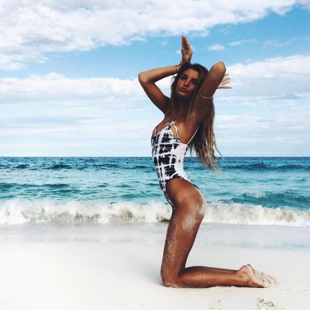 Загорелая девушка в купальнике