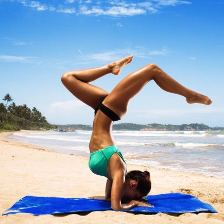 Девушка занимается йогой