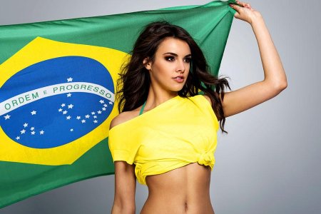 Девушка с флагом бразилии