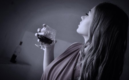 Девушка с бокалом