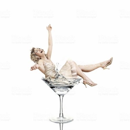 Девушка в бокале