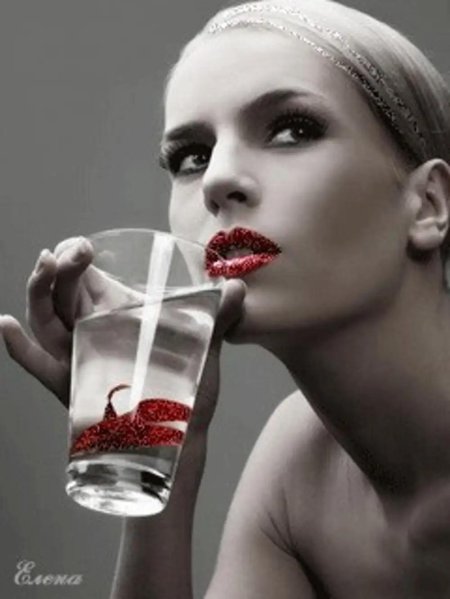 Женщина с бокалом