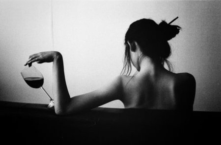 Девушка с бокалом вина