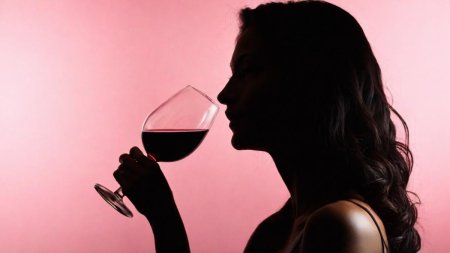 Девушка с бокалом