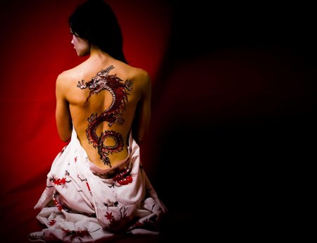 Девушка с тату дракона