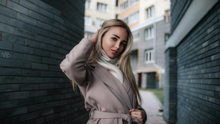 Девушка в пальто