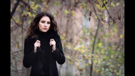 Девушка в черном пальто